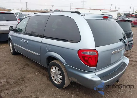2005 Chrysler Town & Country Touring from USA, damaged, VIN 2C8GP54L95R429693